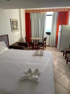 萨尔瓦多SOL VICTORIA MARINA的酒店客房,配有一张带弓的床铺