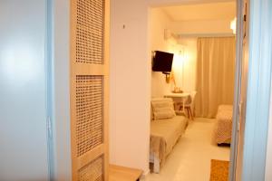 阿彻奇洛斯Afroditi Junior Suites的客房设有带一张床和电视的卧室。
