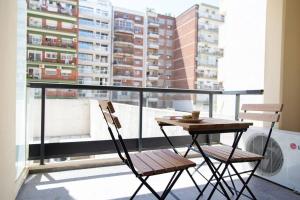 布宜诺斯艾利斯Malvon Beautiful Suite的美景阳台配有一张桌子和两把椅子