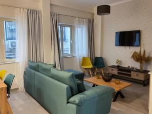 雅典Compass Lofts Athens的客厅配有蓝色的沙发和电视