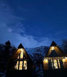 卡兹贝吉Cottage Paradise的雪中灯火的小木屋