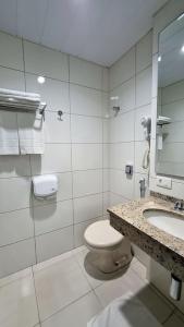 隆德里纳塞德罗酒店的白色的浴室设有卫生间和水槽。