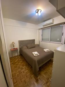 布宜诺斯艾利斯Caballito Apartment的一间卧室配有一张床,上面有两条毛巾