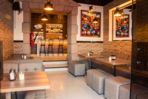 卡哈马卡El Portal Del Marques的一间带木桌椅的餐厅和一间酒吧