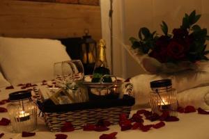 圣罗莎德卡瓦尔Santa bárbara的一张桌子,上面放着一篮酒杯和一束玫瑰花