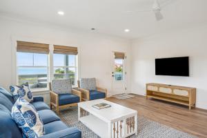 富丽海滩Carolina Squared的带沙发和电视的客厅