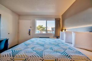 圣达菲圣达菲6号汽车旅馆的一间卧室设有一张大床和窗户