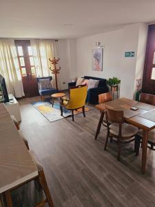 菲兰迪亚Apartamento en Filandia的客厅配有桌椅和沙发