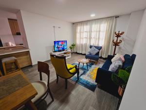 菲兰迪亚Apartamento en Filandia的客厅配有蓝色的沙发和桌子