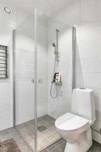 斯德哥尔摩Stylish Urban Home in Stockholm的带淋浴和卫生间的白色浴室
