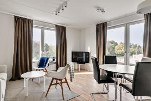 斯德哥尔摩Stylish Urban Home in Stockholm的客厅配有桌椅和电视