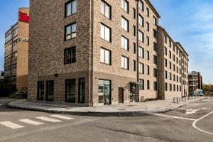 斯德哥尔摩Stylish Urban Home in Stockholm的街道拐角处高大的砖砌建筑