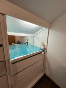 丰沙尔Casa dos Amigos Panoramic View的一间玻璃室,里面设有一个游泳池