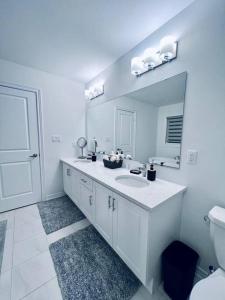 巴里Brand New! Modern Luxury Retreat!的白色的浴室设有水槽和镜子