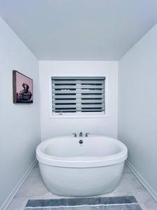 巴里Brand New! Modern Luxury Retreat!的白色的浴室设有浴缸和窗户。