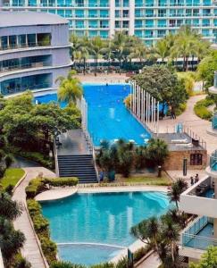 马尼拉SM Bicutan Rooms的享有度假村游泳池的景色