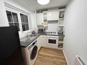 1 Bed Greater London Flat next to Station & Free Parking的厨房或小厨房