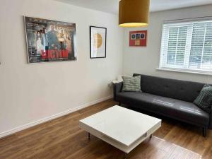 1 Bed Greater London Flat next to Station & Free Parking的休息区