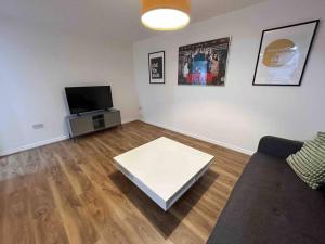 1 Bed Greater London Flat next to Station & Free Parking的电视和/或娱乐中心