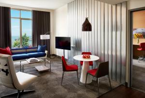 旧金山旧金山和风酒店的客厅配有沙发和桌椅