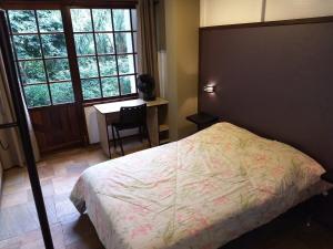 约恩维利AP3 - 1dorm privado próx Garten Shop-Universidades的一间卧室配有一张床、一张书桌和一个窗户。