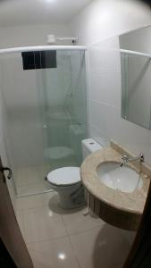 约恩维利AP2-Studio privado próx Garten Shopp-Universidades的浴室配有卫生间、盥洗盆和淋浴。