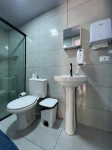 库里提巴Social Hostel Café e Bar的一间带卫生间和水槽的浴室