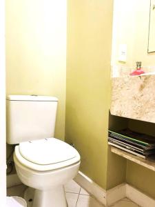 里约热内卢Charme do Leme的浴室配有白色卫生间和盥洗盆。