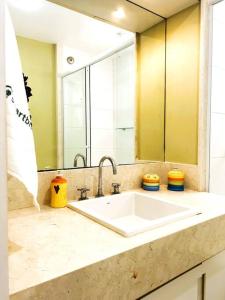 里约热内卢Charme do Leme的一间带水槽和大镜子的浴室