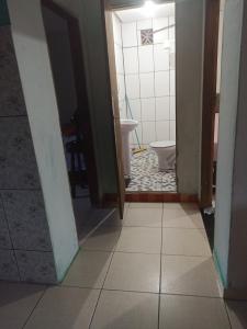 伦索伊斯Casa da Ilsinha的客房设有带卫生间的浴室和地板。