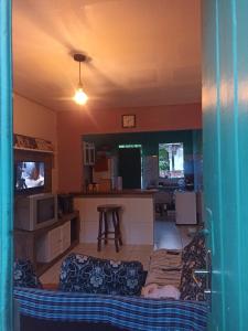 伦索伊斯Casa da Ilsinha的带沙发的客厅和厨房