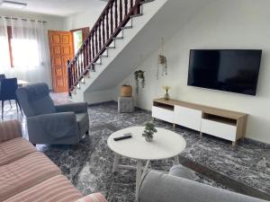 蓬塔利亚纳Casa Costa Molina的带沙发和平面电视的客厅
