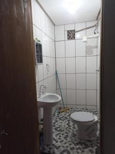 伦索伊斯Casa da Ilsinha的一间带卫生间和水槽的浴室