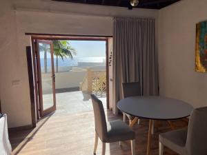 蓬塔利亚纳Casa Costa Molina的一间设有桌子的海景用餐室
