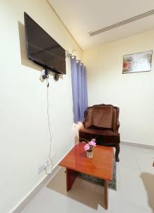 阿布扎比Large Studio Room In-Al khalidiya Abudhabi的客厅配有电视和茶几