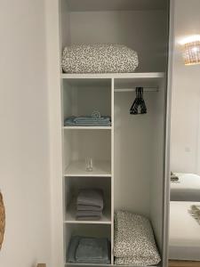 明德卢Ocean View Santa Filomena的白色衣柜,配有毛巾和床