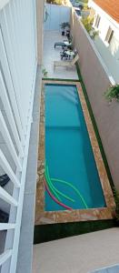 努尔德aruba Villas的建筑物一侧的游泳池