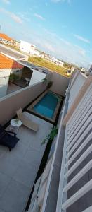 努尔德aruba Villas的大楼内带游泳池的阳台