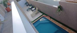 努尔德aruba Villas的享有大楼游泳池的顶部景致