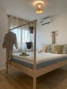 明德卢Ocean View Santa Filomena的一间卧室配有一张带秋千的木床