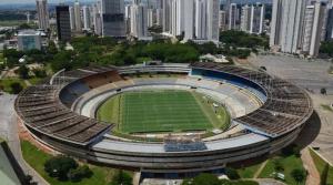 戈亚尼亚Flat aconchegante no Jardim Goias的城市前方有足球场的体育场