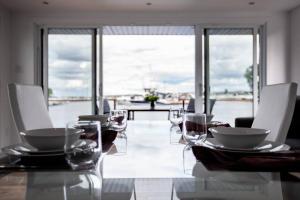 三河城Yacht Club de Trois-Rivières 1 - Maison flottante的享有美景的带桌椅的用餐室
