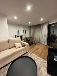 丰沙尔Luxury View Apartment Funchal的客厅配有沙发和桌子