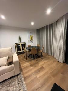 丰沙尔Luxury View Apartment Funchal的客厅配有桌子和沙发