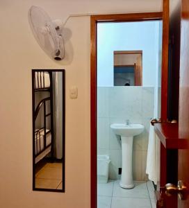 塔拉波托Piccolo Bed & Breakfast的一间带水槽和镜子的浴室