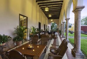 AbaláHacienda Temozon的户外庭院设有桌椅和植物