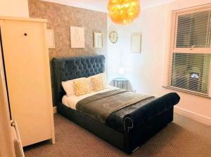 吉林汉姆King Charles House的一间卧室配有一张蓝色床头板的床