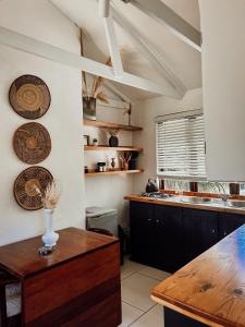 普利登堡湾Stanley Island的厨房配有柜台和墙上的盘子