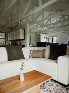 普利登堡湾Stanley Island的客厅配有白色的沙发和桌子