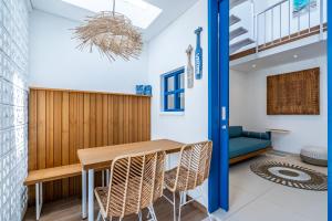 坎古The Blue Loft Canggu - free scooter use的一间带木桌和椅子的用餐室